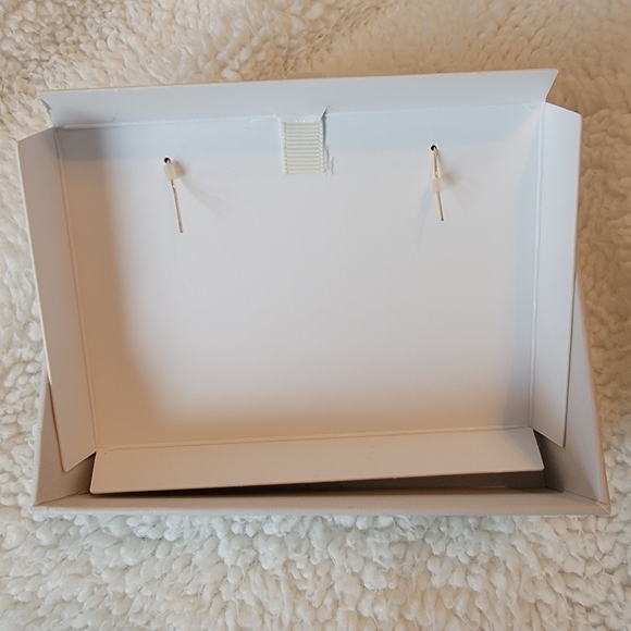 House of Harlow 1960 NIB gold flower earrings - Picture 3 of 3